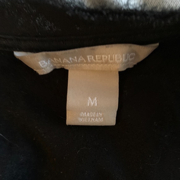 Banana republic women’s scalloped lace top. Never worn. Gorgeous - Picture 3 of 3